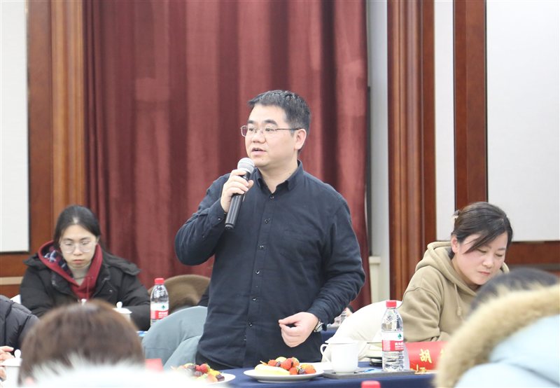 集團(tuán)與泰州中學(xué)聯(lián)合舉辦“校企同關(guān)愛，勵(lì)學(xué)助成長”座談會(huì)